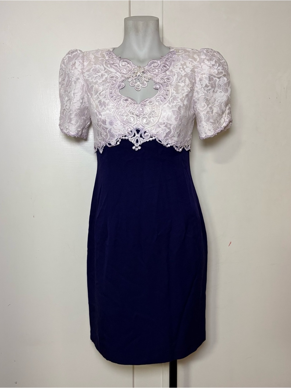 Vintage 90s Scott McClintock Purple Lace Puff Sleeve Pearl Keyhole Mini Dress